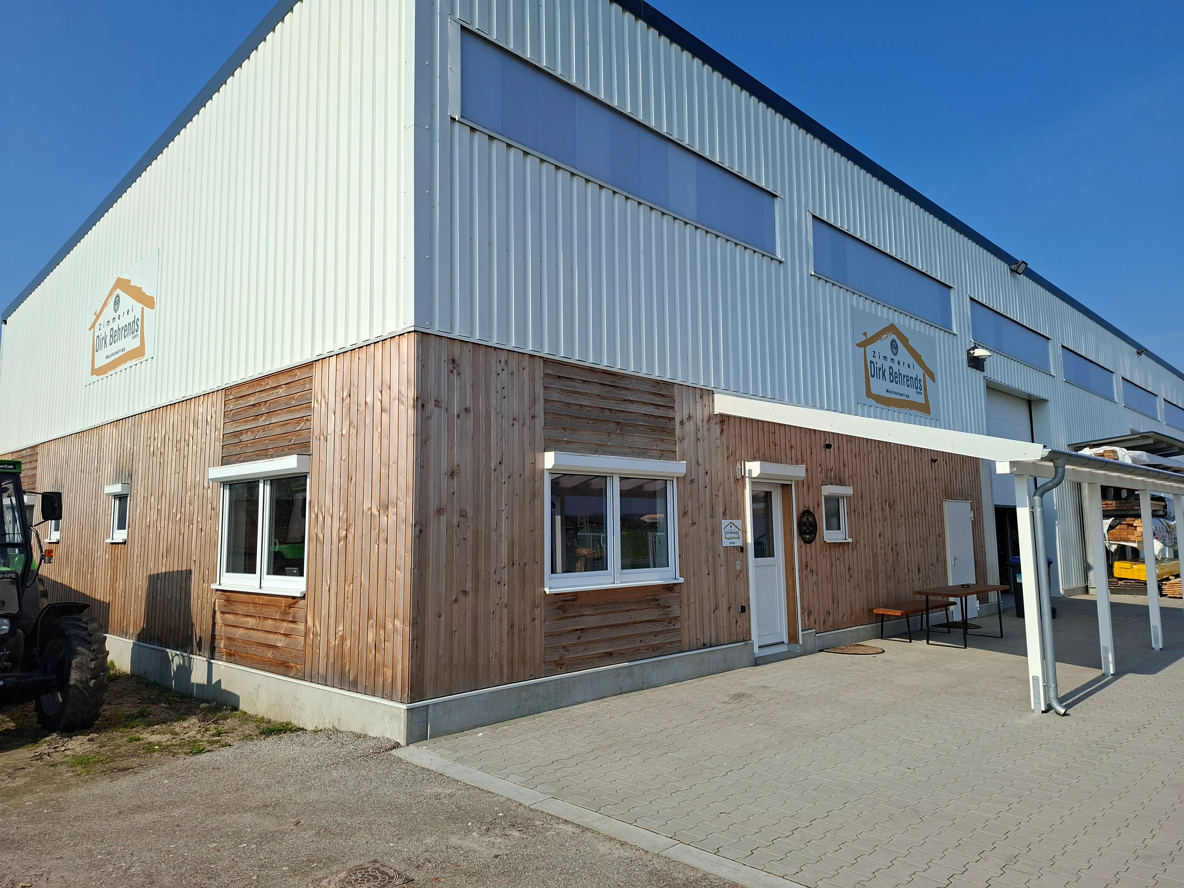 Außenansicht der Firmenhalle mit Holzverkleidung